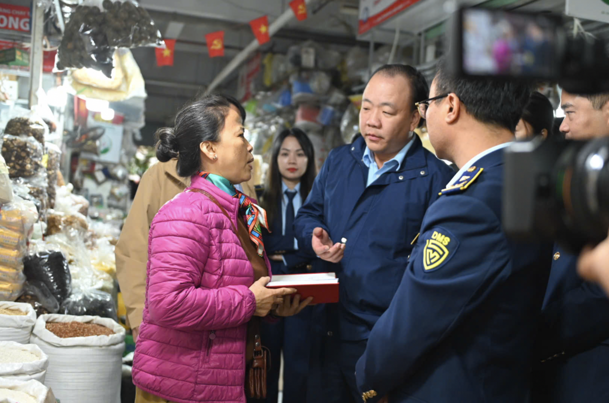 Kiểm tra nguồn cung hàng hóa phục vụ Tết Bính Ngọ 2026 tại Hà Nội Kiểm tra nguồn cung hàng hóa phục vụ Tết Bính Ngọ 2026 tại Hà Nội