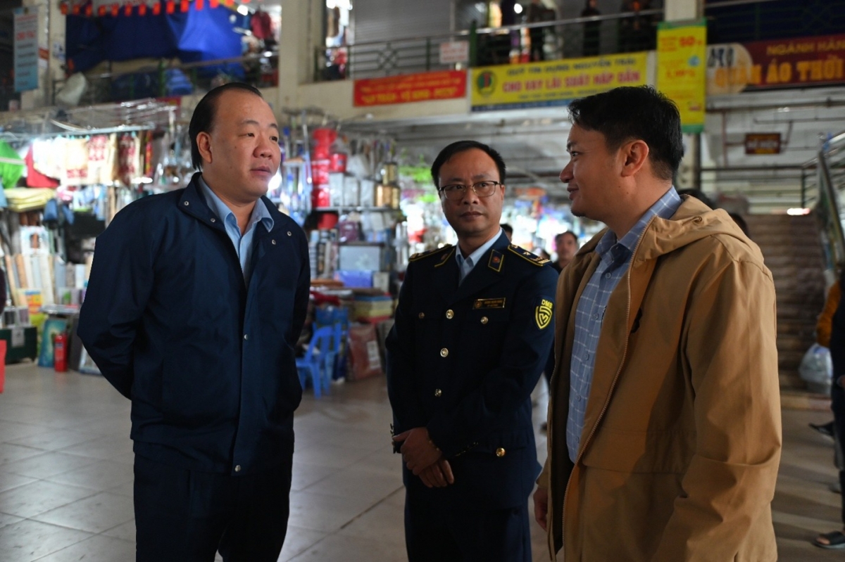 Đoàn công tác trực tiếp kiểm tra tại Chợ Hà Đông - một trong những chợ truyền thống có quy mô lớn của Thủ đô.