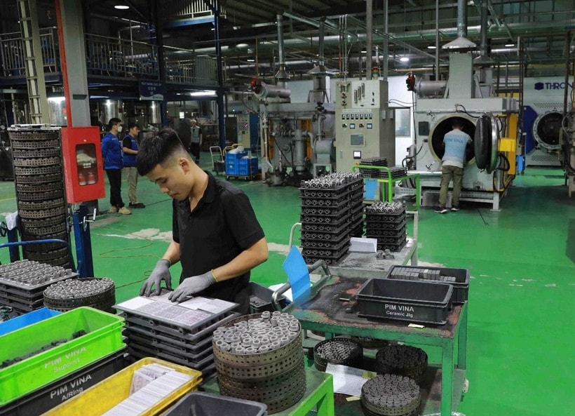 Việt Nam xuất khẩu sang Singapore máy móc, thiết bị điện và bộ phận đạt trên 6,7 tỷ SGD, tăng 112%.