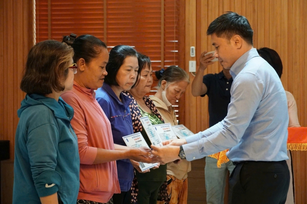 Hơn 15.000 hộ nghèo, cận nghèo ở TP. Hồ Chí Minh được cấp bảo hiểm y tế miễn phí