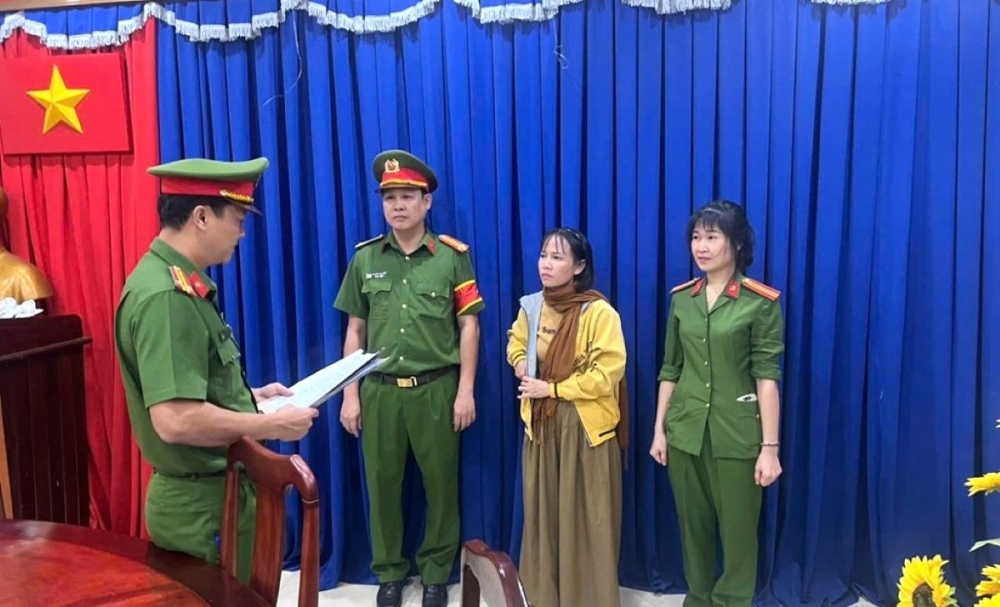 Giả chữ ký công nhân lừa tiền bảo hiểm xã hội một lần