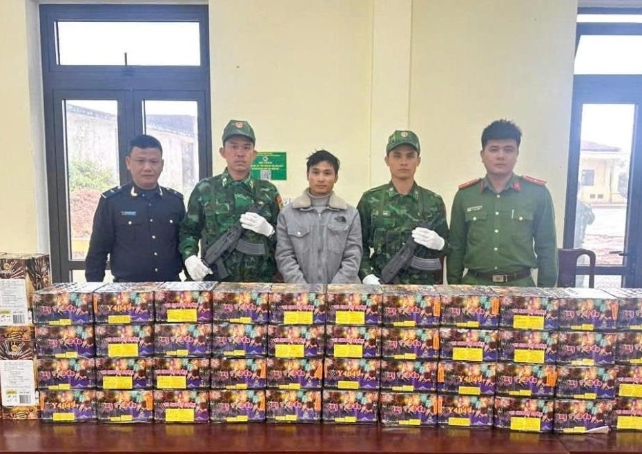 Bắt giữ vụ vận chuyển gần 90kg pháo từ Lào về Việt Nam