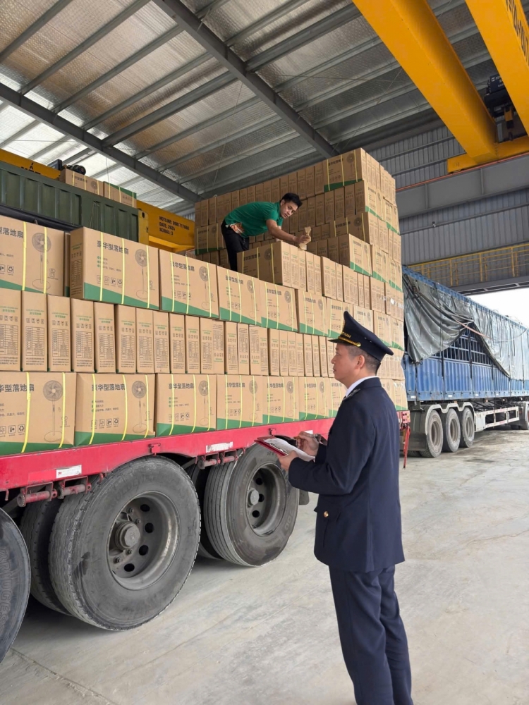 Công chức Hải quan kiểm tra hàng hóa nhập khẩu. Ảnh: HN
