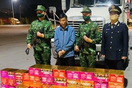 Chặn đứng 2 vụ vận chuyển trái phép 165kg pháo, thực phẩm đông lạnh