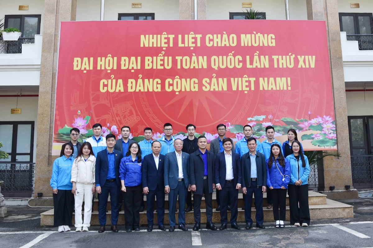 Mang xuân ấm đến với thanh niên công nhân ngành Than Mang xuân ấm đến với thanh niên công nhân ngành Than