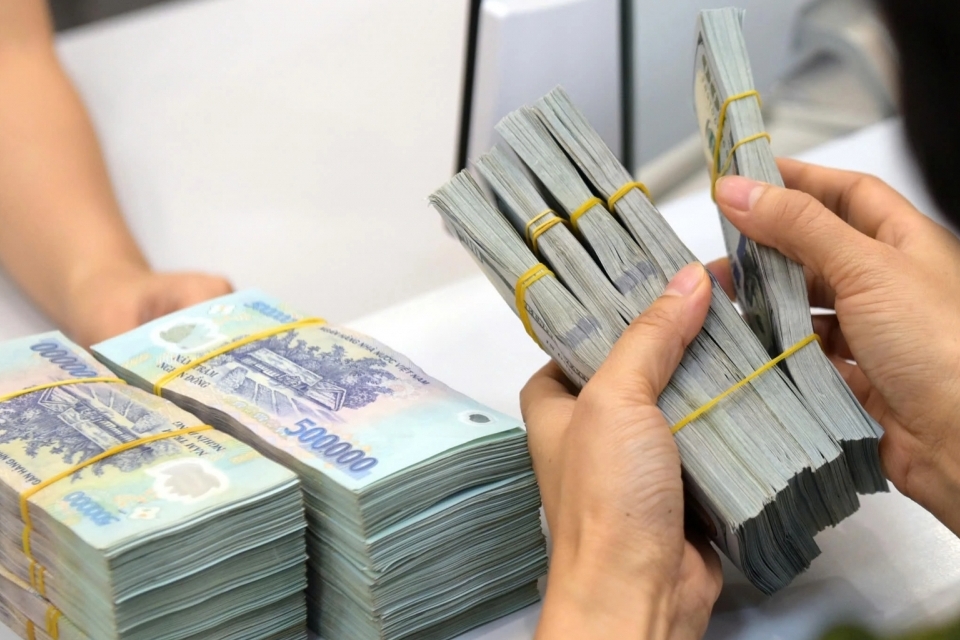 Lãi suất lên cao, dòng tiền dịch chuyển: Áp lực dồn về người vay