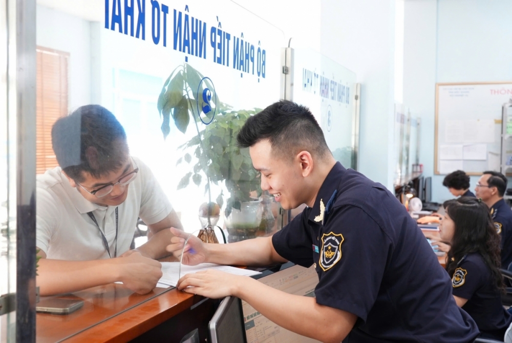 Công chức Hải quan hướng dẫn doanh nghiệp làm thủ tục hải quan.