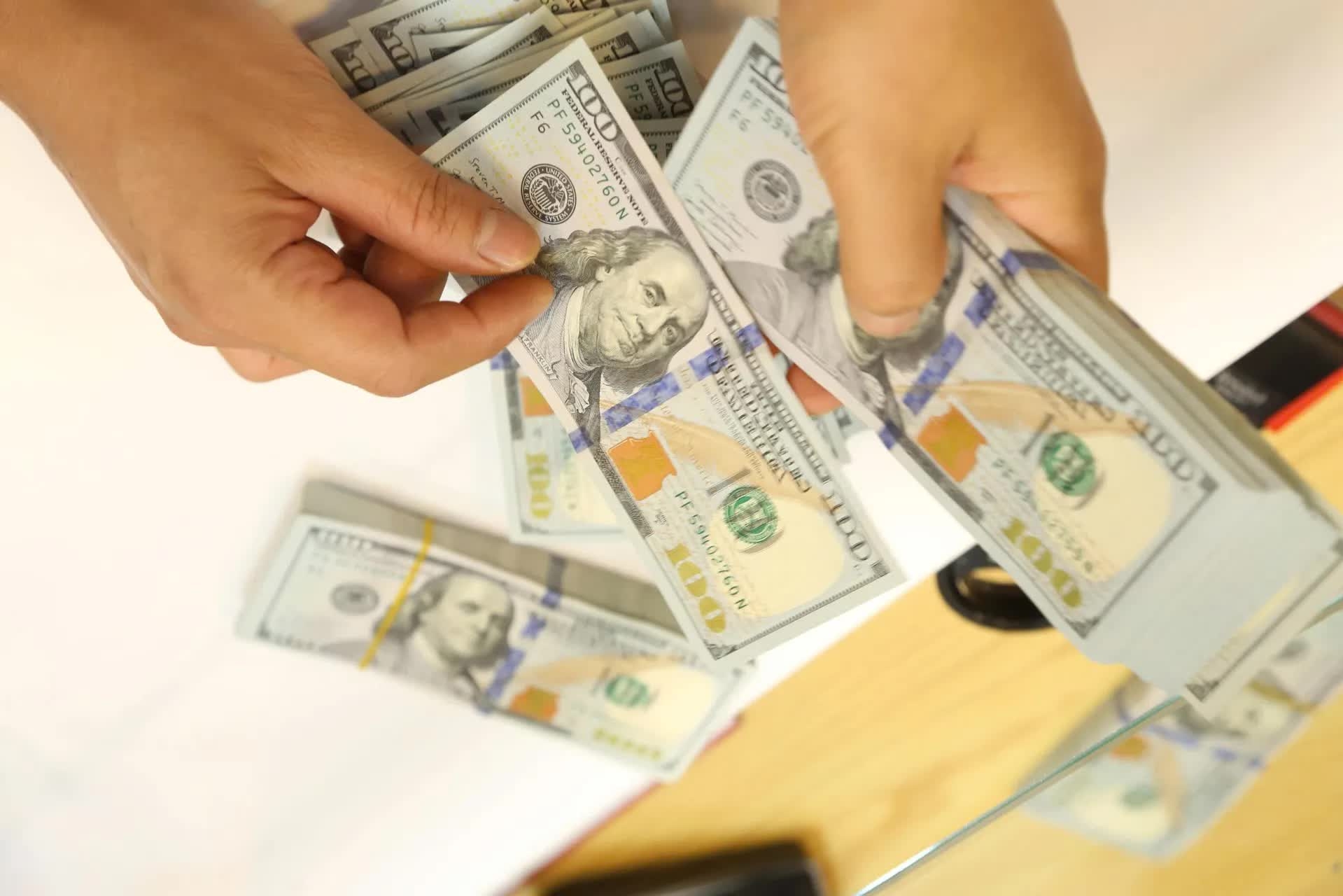 Fed giữ nguyên lãi suất, áp lực tỷ giá gia tăng