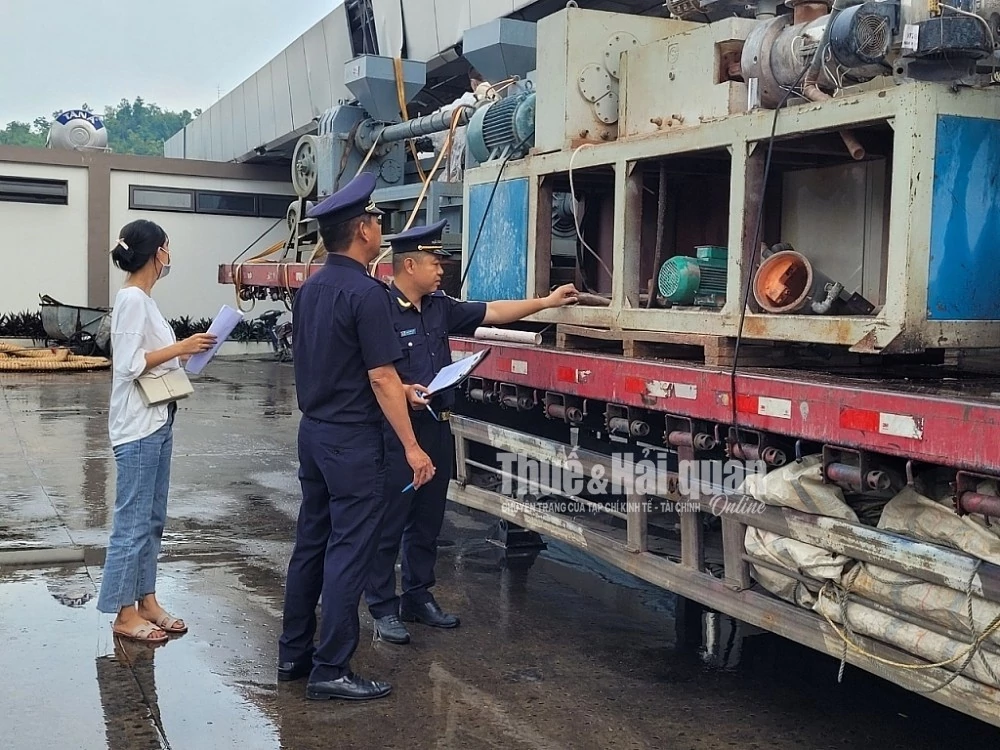 Công chức hải quan kiểm tra máy móc nhập khẩu. Ảnh: H.Nụ