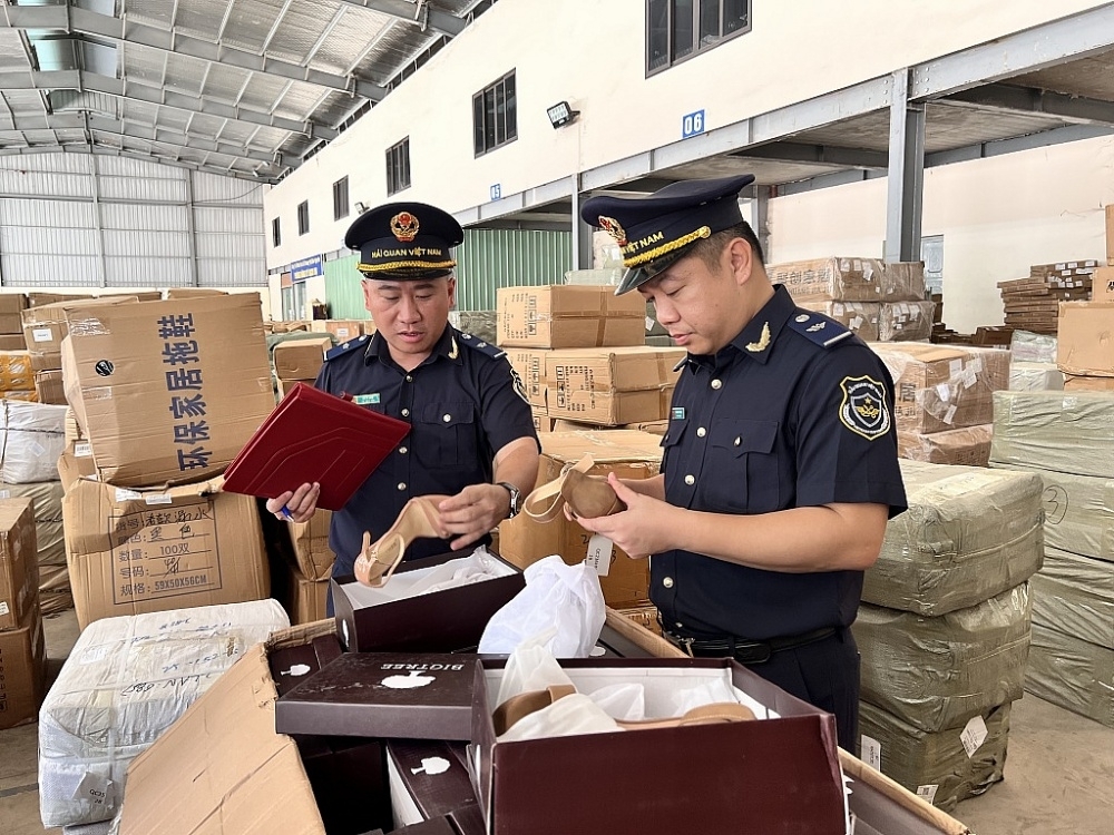 Công chức hải quan kiểm tra hàng hóa nhập khẩu. Ảnh: H.Nụ