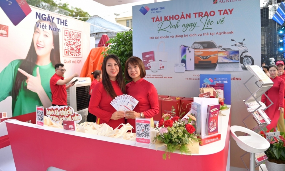 Tài chính, ngân hàng, bảo hiểm thuộc nhóm ngành ưu tiên chiến lược của TP. Hồ Chí Minh Tài chính, ngân hàng, bảo hiểm thuộc nhóm ngành ưu tiên chiến lược của TP. Hồ Chí Minh