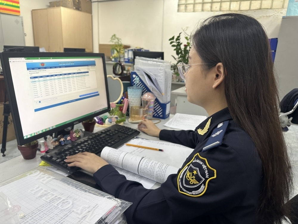 Hoạt động nghiệp vụ tại Hải quan Khu chế xuất Tân Thuận. Ảnh: T.H