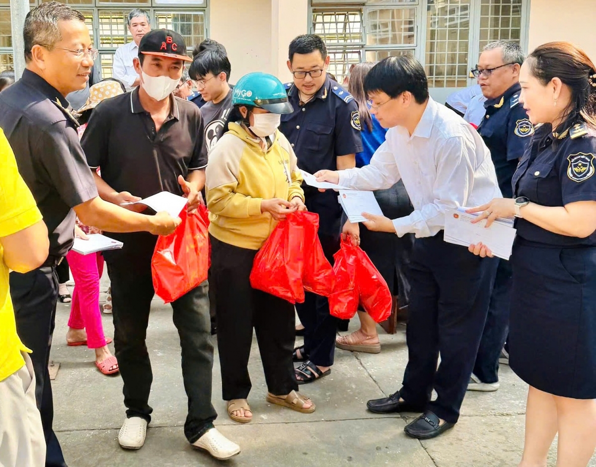 Hải quan khu vực II  “mang Tết” đến với bà con vùng biên