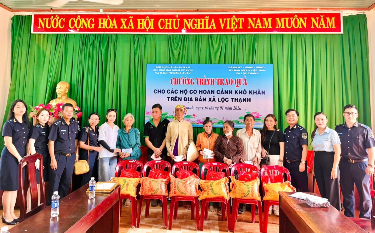 Hải quan khu vực II  “mang Tết” đến với bà con vùng biên