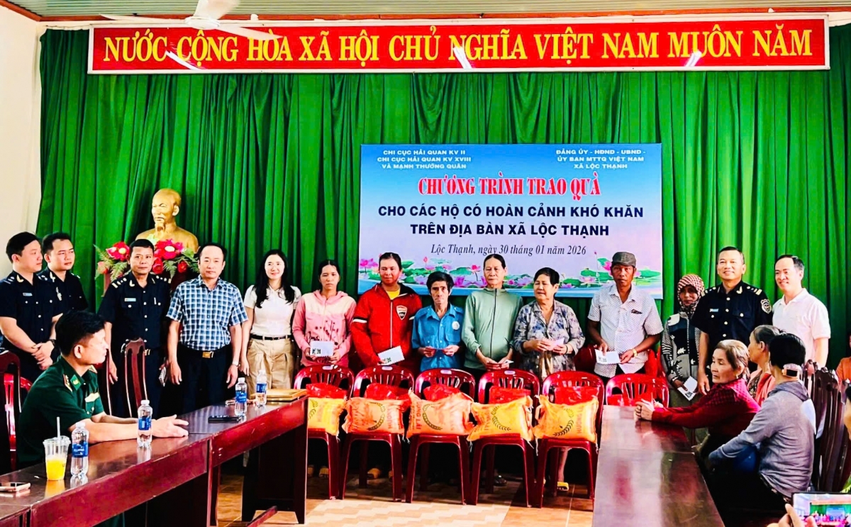 Hải quan khu vực II  “mang Tết” đến với bà con vùng biên
