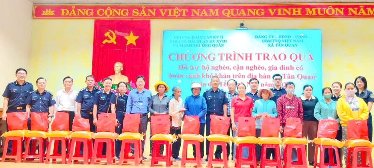 Hải quan khu vực II  “mang Tết” đến với bà con vùng biên