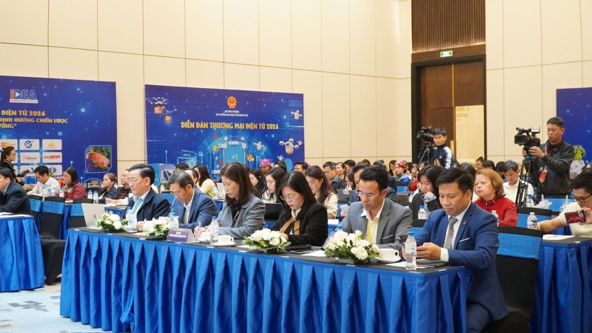 Quang cảnh diễn đàn. Quang cảnh diễn đàn.