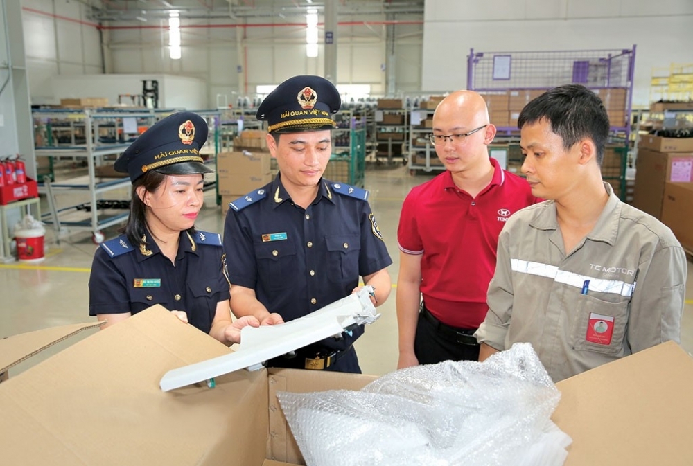 Công chức Hải quan Ninh Bình (CHi cục Hải quan khu vực IV) hướng dẫn thủ tục cho doanh nghiệp. Ảnh: H.Nụ