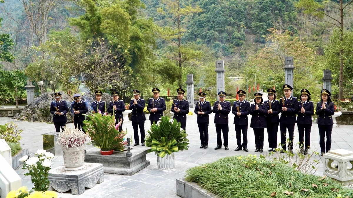 Hải quan khu vực XVI dâng hương tưởng niệm Chủ tịch Hồ Chí Minh nhân dịp 96 năm thành lập Đảng