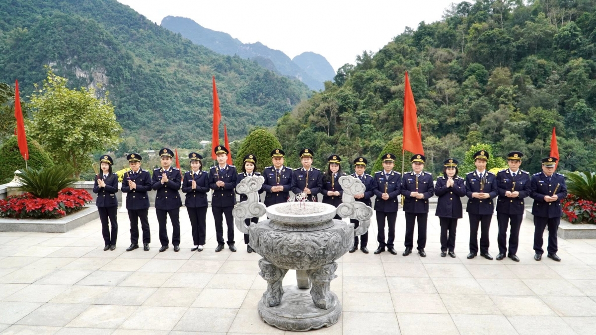 Hải quan khu vực XVI dâng hương tưởng niệm Chủ tịch Hồ Chí Minh nhân dịp 96 năm thành lập Đảng