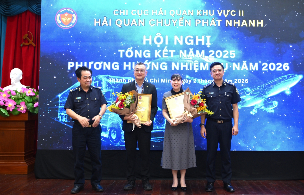 Lãnh đạo Chi cục Hải quan khu vực II và Hải quan Chuyển phát nhanh trao chứng nhận doanh nghiệp tuân thủ chò doanhnghie65p