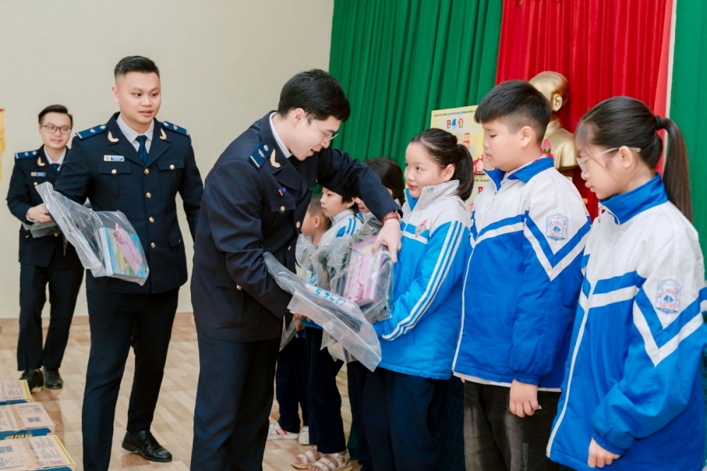 Thanh niên Hải quan Hòn Gai cùng các học sinh nghèo đón Tết Thanh niên Hải quan Hòn Gai cùng các học sinh nghèo đón Tết
