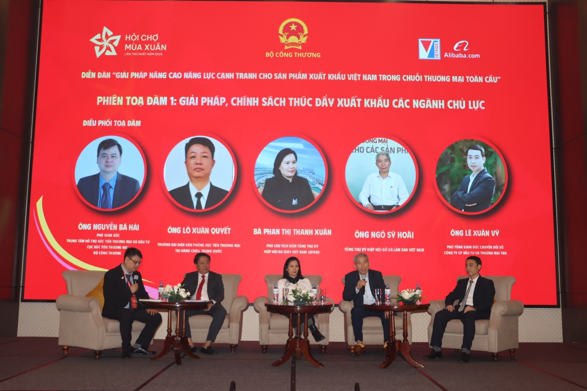 Các diễn giả tham gia thuyết trình tại phiên thảo luận.
