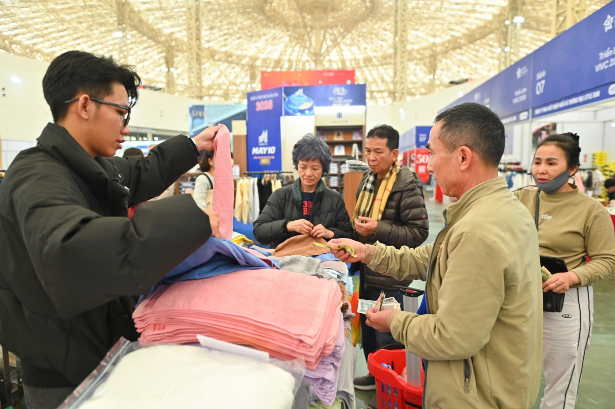 Khách hàng tham quan, mua sắm tại Hội chợ. Khách hàng tham quan, mua sắm tại Hội chợ.