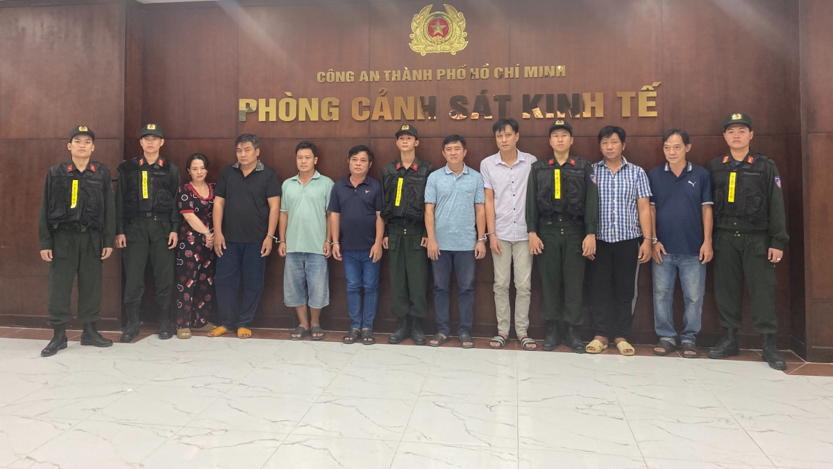 Triệt phá đường dây sản xuất xăng giả bằng dung môi, phẩm màu