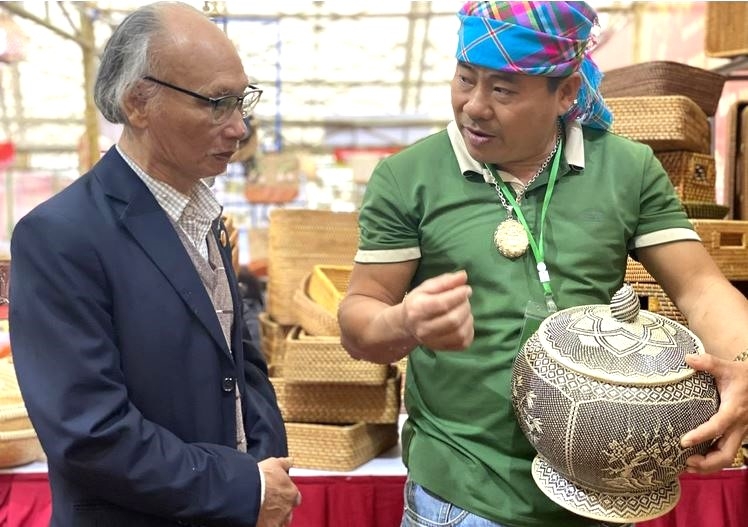 Khách hàng tham quan, mua sắm tại Hội chợ. Khách hàng tham quan, mua sắm tại Hội chợ.