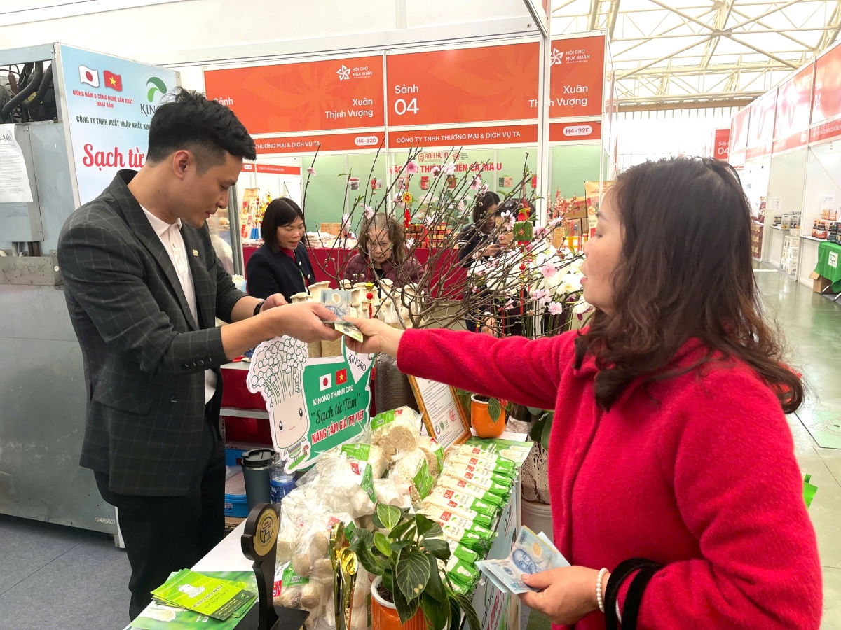 Khách hàng tham quan, mua sắm tại Hội chợ. Khách hàng tham quan, mua sắm tại Hội chợ.