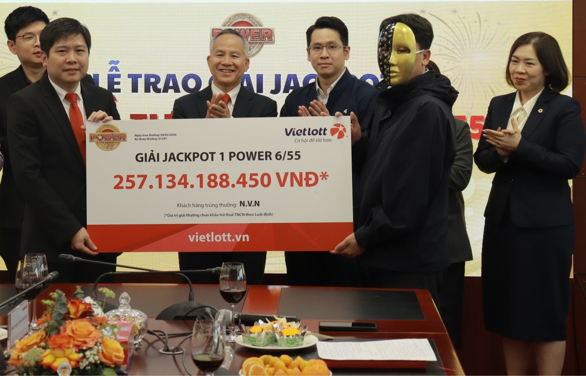 Vietlott trao giải thưởng hơn 257 tỉ đồng cho doanh nhân có thói quen mua vé số lạ Vietlott trao giải thưởng hơn 257 tỉ đồng cho doanh nhân có thói quen mua vé số lạ