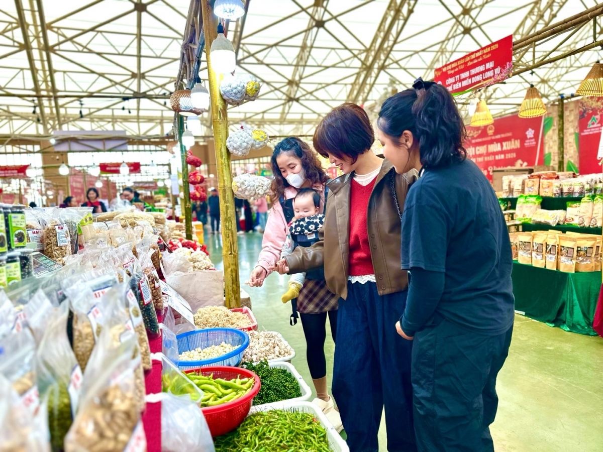 Sức mua tăng dần tại Hội chợ Mùa Xuân, doanh nghiệp kỳ vọng cao điểm cận Tết Sức mua tăng dần tại Hội chợ Mùa Xuân, doanh nghiệp kỳ vọng cao điểm cận Tết