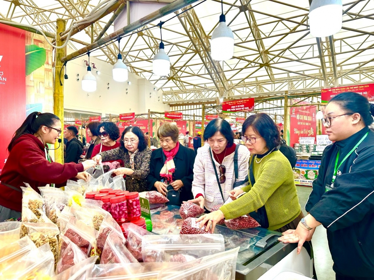 Sức mua tăng dần tại Hội chợ Mùa Xuân, doanh nghiệp kỳ vọng cao điểm cận Tết Sức mua tăng dần tại Hội chợ Mùa Xuân, doanh nghiệp kỳ vọng cao điểm cận Tết