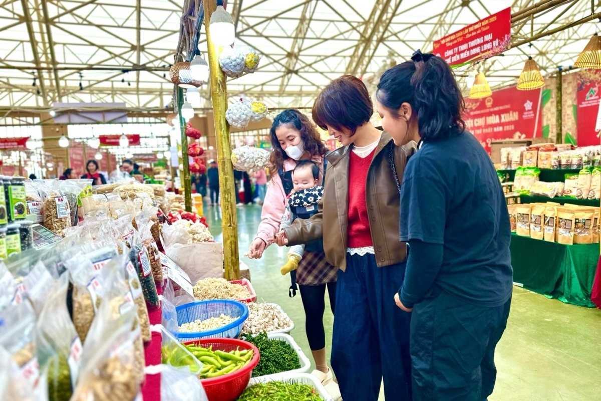 Sức mua tăng dần tại Hội chợ Mùa Xuân, doanh nghiệp kỳ vọng cao điểm cận Tết