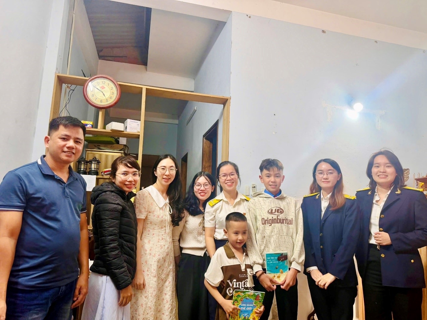 Thanh niên Thuế cơ sở 4 TP. Huế tặng quà gia đình chính sách dịp Tết