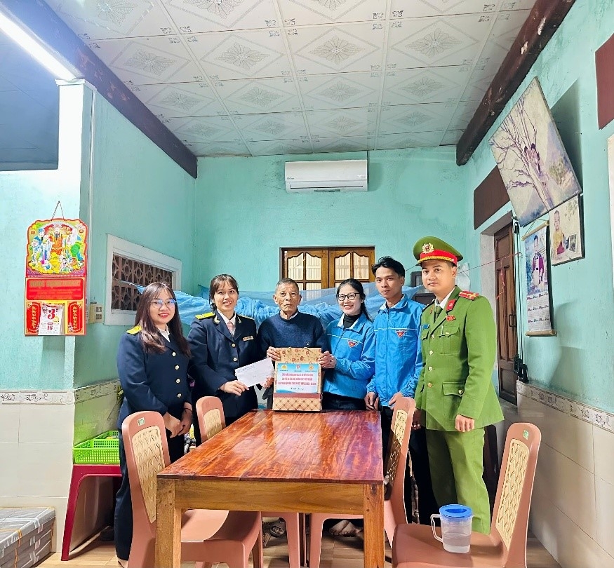 Thanh niên Thuế cơ sở 4 TP. Huế tặng quà gia đình chính sách dịp Tết