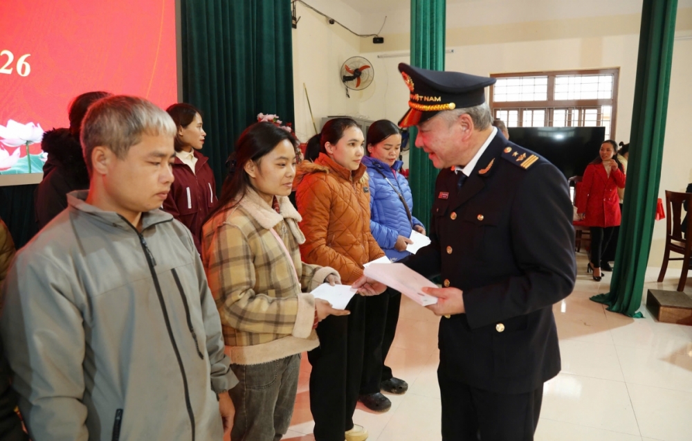 Lãnh đạo Chi cục Hải quan khu vực VI trao quà cho bà con nhân dân.
