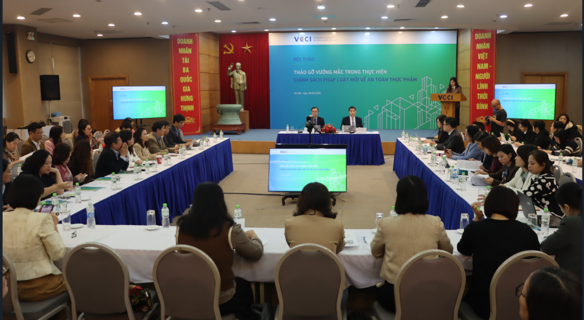 Các đại biểu tập trung phát biểu, thảo luận tại Hội thảo.