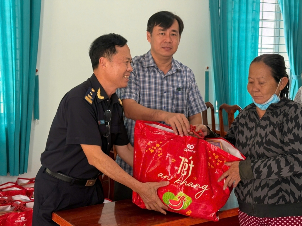 Hải quan khu vực XVII trao hơn 3.150 phần quà Tết cho người dân khó khăn tại Tây Ninh