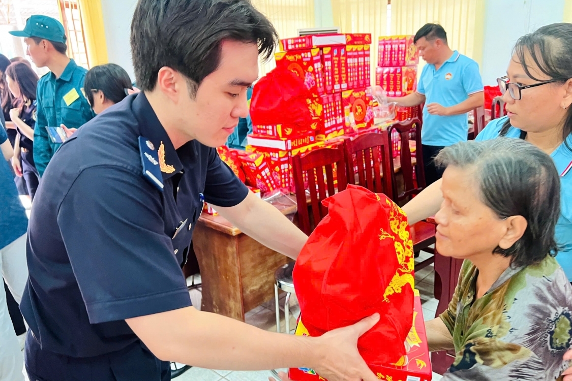 Hải quan khu vực II trao gần 500 phần quà Tết đến người dân và trẻ em có hoàn cảnh khó khăn