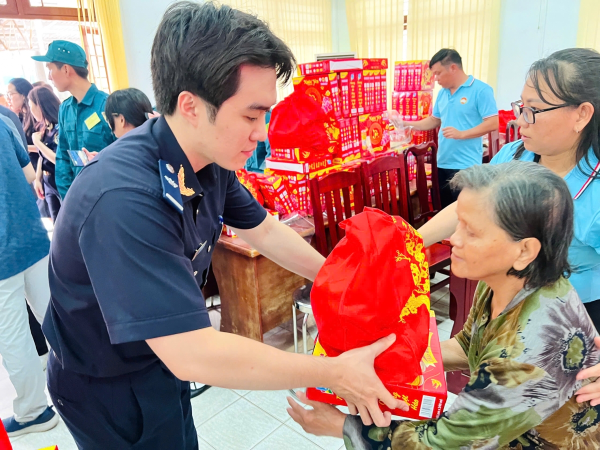 Hải quan khu vực II trao gần 500 phần quà Tết đến người dân và trẻ em có hoàn cảnh khó khăn Hải quan khu vực II trao gần 500 phần quà Tết đến người dân và trẻ em có hoàn cảnh khó khăn