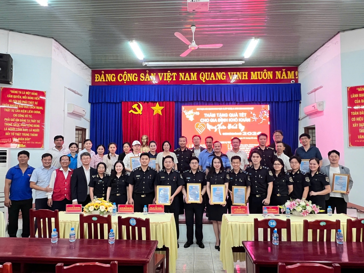 Hải quan khu vực II trao gần 500 phần quà Tết đến người dân và trẻ em có hoàn cảnh khó khăn Hải quan khu vực II trao gần 500 phần quà Tết đến người dân và trẻ em có hoàn cảnh khó khăn