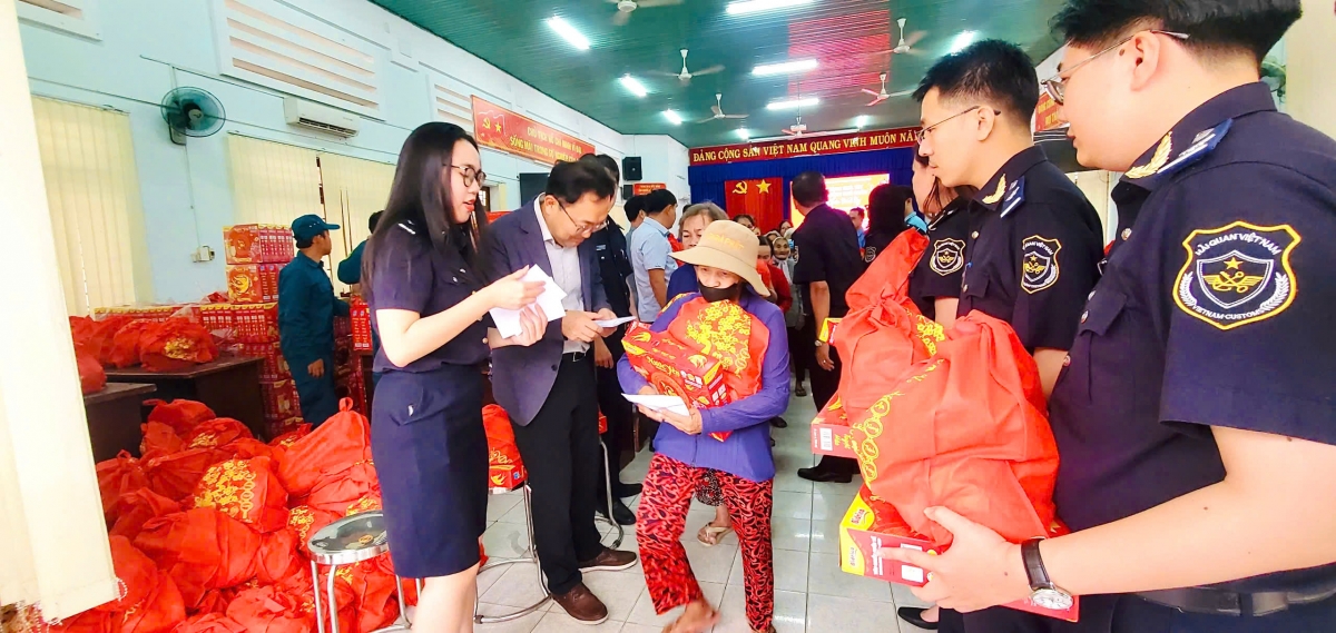 Hải quan khu vực II trao gần 500 phần quà Tết đến người dân và trẻ em có hoàn cảnh khó khăn Hải quan khu vực II trao gần 500 phần quà Tết đến người dân và trẻ em có hoàn cảnh khó khăn