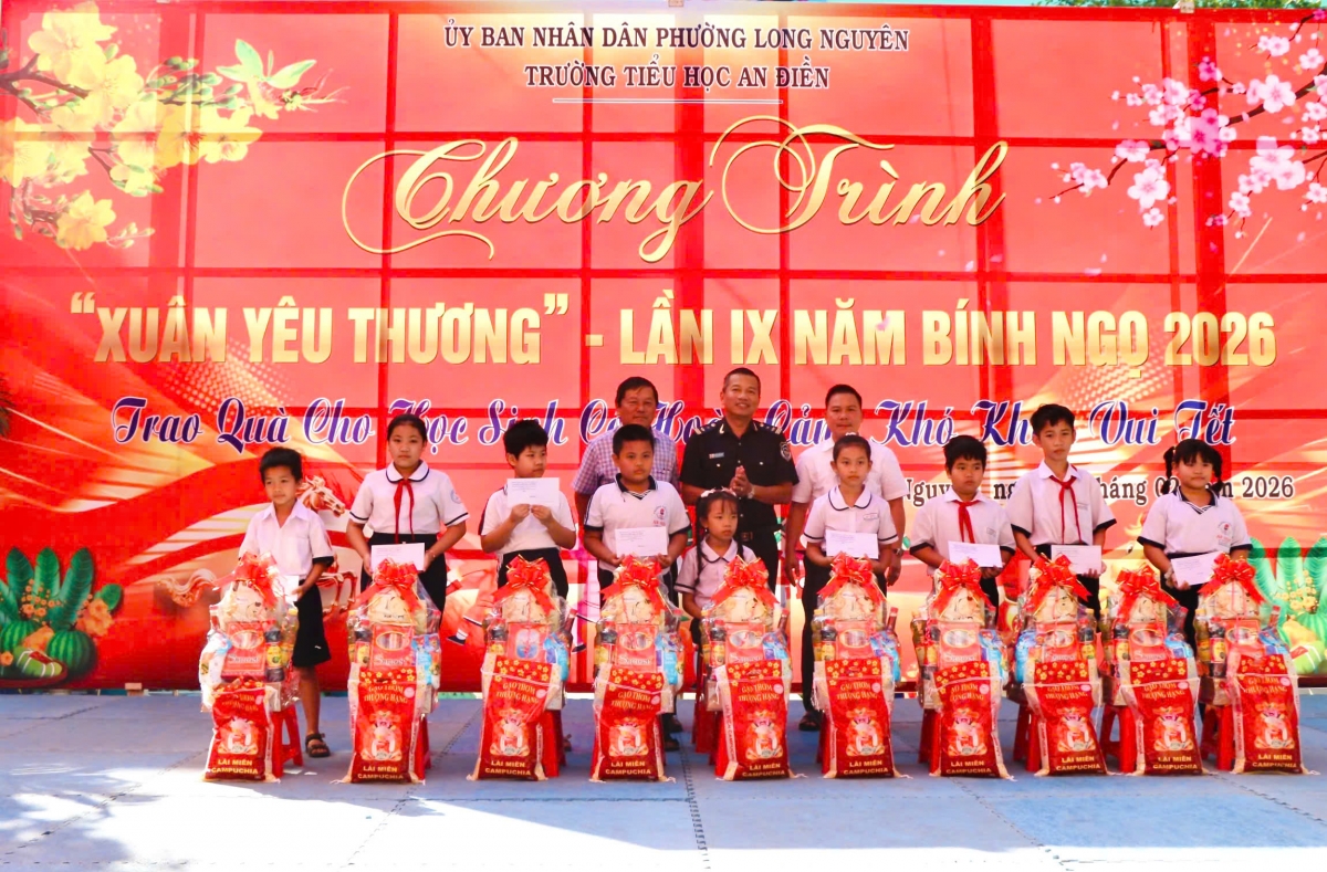 Hải quan khu vực II trao gần 500 phần quà Tết đến người dân và trẻ em có hoàn cảnh khó khăn Hải quan khu vực II trao gần 500 phần quà Tết đến người dân và trẻ em có hoàn cảnh khó khăn