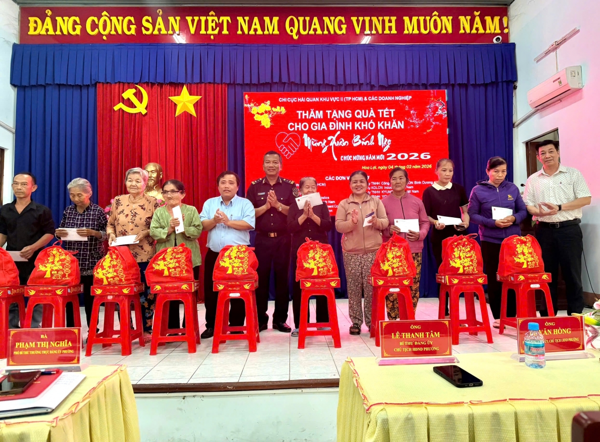 Hải quan khu vực II trao gần 500 phần quà Tết đến người dân và trẻ em có hoàn cảnh khó khăn Hải quan khu vực II trao gần 500 phần quà Tết đến người dân và trẻ em có hoàn cảnh khó khăn