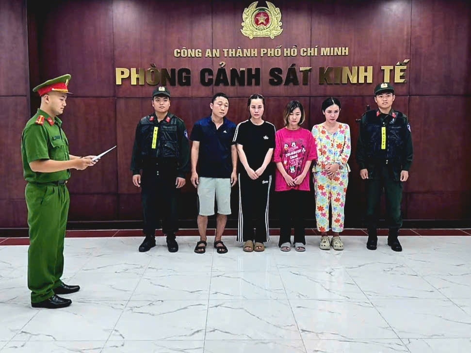 Phát hiện nhiều kho nước hoa giả, TP. Hồ Chí Minh siết quản lý mỹ phẩm