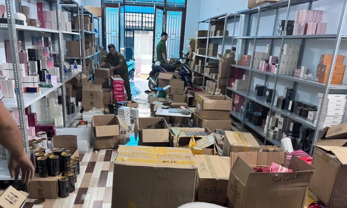 Phát hiện nhiều kho nước hoa giả, TP. Hồ Chí Minh siết quản lý mỹ phẩm
