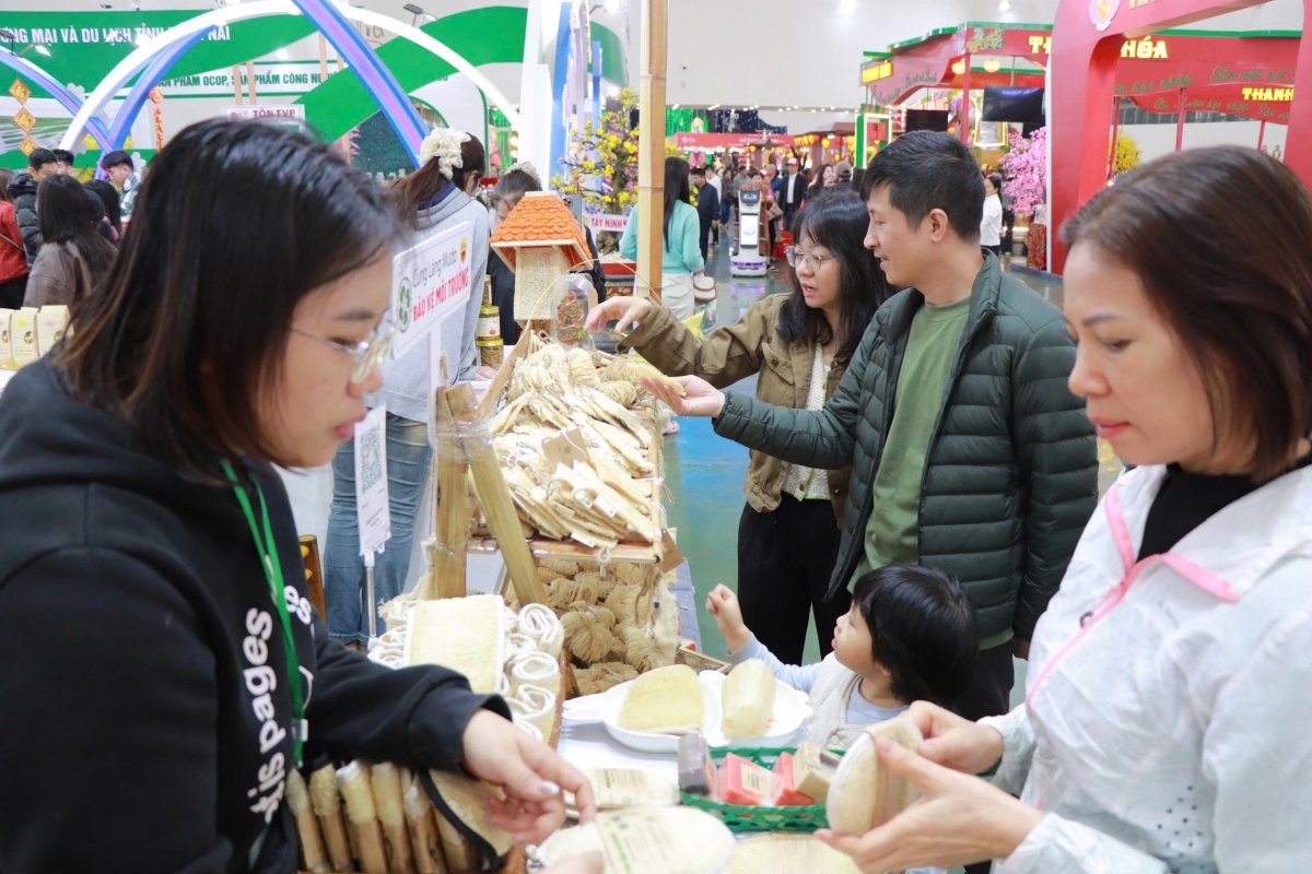 Khách hàng tham quan, mua sắm tại Hội chợ. Khách hàng tham quan, mua sắm tại Hội chợ.
