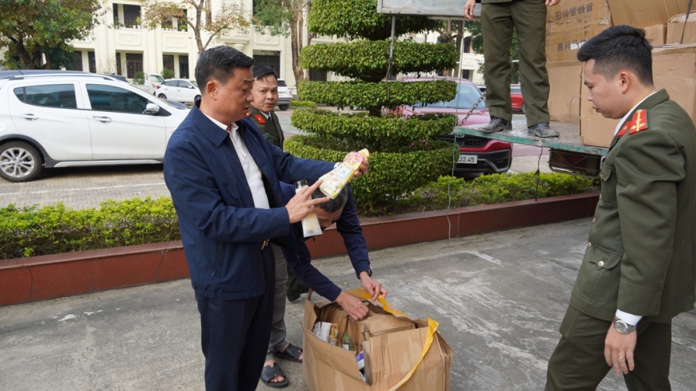 Phó Thủ tướng gửi Thư khen lực lượng triệt phá đường dây mua, bán qua mạng 25 tấn mỹ phẩm